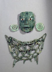 Calakmul hautausmaski kauluksella ja korvakoruilla, Yucatanin niemimaa, Meksikon myöhäisklassikko (600-900 jKr) (jade)